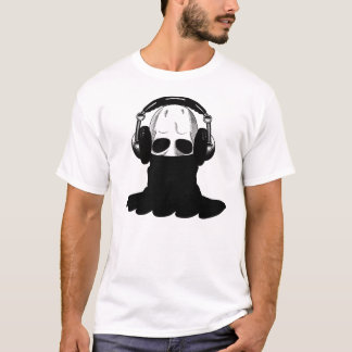 De schedel: Hoofdtelefoon en zwarte draaikolk T-shirt