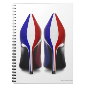 De schoenen zijn vrouwenschoenen met hoge hakken,  notitieboek