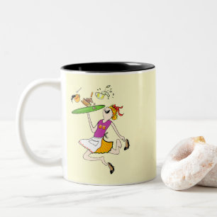 de schoonmaaksters en serveuses. tweekleurige koffiemok