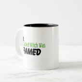 De schopte heks was omgeven tweekleurige koffiemok (Voorkant links)