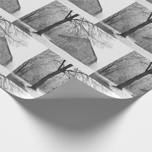 De schuur Vroege Sneeuw Herfst Zwart Wit Fotografi Cadeaupapier (Hoek)