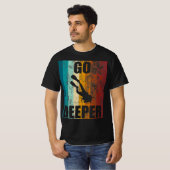 De  scuba van de terugkeer duikt dieper onderaan V T-shirt (Voorkant volledig)