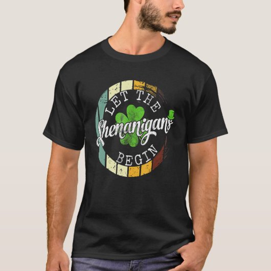 De Shenanigans beginnen met Shamrock St Patricks d T-shirt (Voorkant)