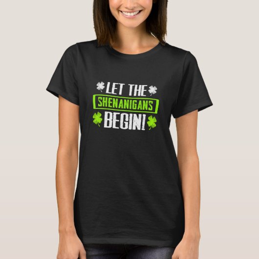 De Shenanigans beginnen met Shamrock St Patricks d T-shirt (Voorkant)