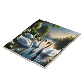 De sierlijke, witte zwanen zijn een bekend gezicht tegeltje (Zijkant)