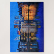 De skyline in Den Haag op blauw uur