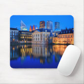 De skyline in Den Haag op het blauwe uur-mousepad Muismat (Met muis)