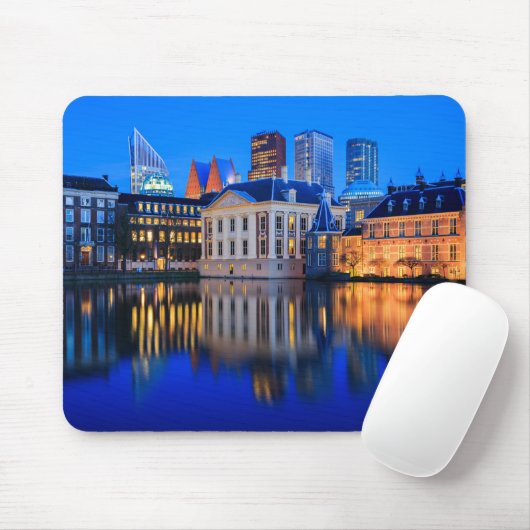 De skyline in Den Haag op het blauwe uur-mousepad Muismat (Met muis)