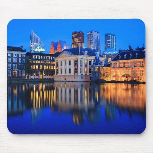 De skyline in Den Haag op het blauwe uur-mousepad Muismat (Voorkant)