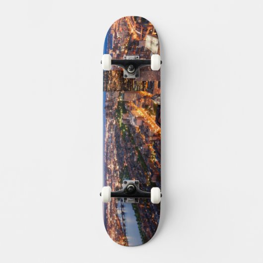 De skyline van Boston bij schemering Skateboard (Voorkant)