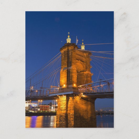De skyline van Cincinnati, Ohio, USA bij schemerin Briefkaart (Voorkant)