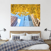 De skyline van de stad en de herfstboom canvas afdruk (Insitu (Slaapkamer))