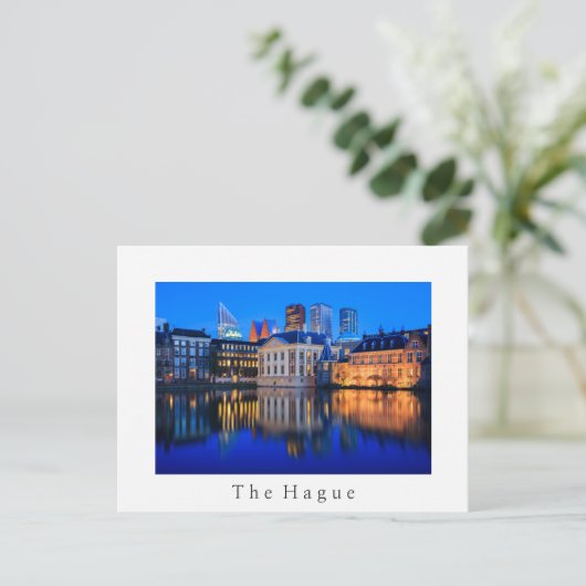De skyline van Den Haag op blauw-uur wit briefkaar Briefkaart (Staand voorkant)