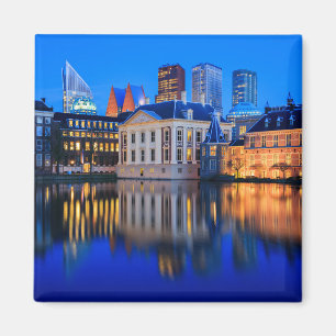 De skyline van Den Haag op een foto-magneet van ee Magneet