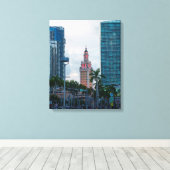 De skyline van Miami met Freedom Tower bij zonsond Canvas Afdruk (Insitu (Houten vloer))