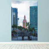 De skyline van Miami met Freedom Tower bij zonsond Canvas Afdruk (Insitu (Houten vloer))
