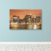 De skyline van New York bij Night Lights Canvas Afdruk (Insitu (Houten vloer))