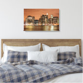 De skyline van New York bij Night Lights Canvas Afdruk (Insitu (Slaapkamer))