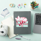 De slapende kat op een kerstcadeau sticker (iPad Cover)