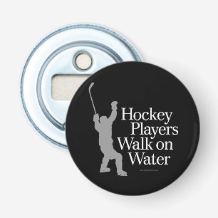 De sleutelspelers lopen op water button flesopener