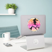 De sloppenwijken noemen de Retro Sunset Skier Sticker (Laptop op bureau)