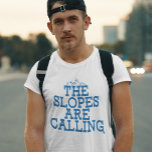 De sloppenwijken noemen de Ski Gag Novelty Tri-Blend Shirt<br><div class="desc">Loop de paden in stijl met onze opvallende "The slopes are calling" T-shirt, perfect voor liefhebbers van bergen en poederhonden. Dit conversatie-startende ontwerp spreekt tot het diepste verlangen van elke skiër om naar de bergen te ontsnappen, met gedurfde typografie die de onweerstaanbare aantrekkingskracht van verse sneeuw en ongerepte pistes vangt....</div>