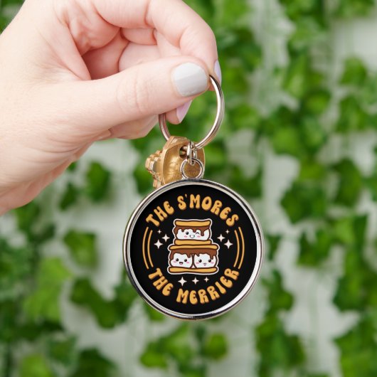 De S'mores De Merrier Grappige Kawaii Camping Gift Sleutelhanger (Hand)