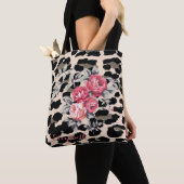 De snelle Moderne Bloemen op Leopard druk-geperson Tote Bag (Dichtbij)
