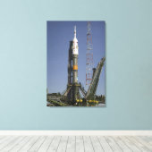 De Soyuz-raket wordt in positie 2 geplaatst Canvas Afdruk (Insitu (Houten vloer))