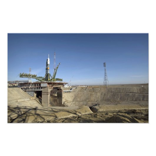 De Soyuz-raket wordt in positie 2 geplaatst Foto Afdruk (Voorkant)