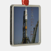 De Soyuz-raket wordt in positie 2 geplaatst Metalen Ornament (Rechts)