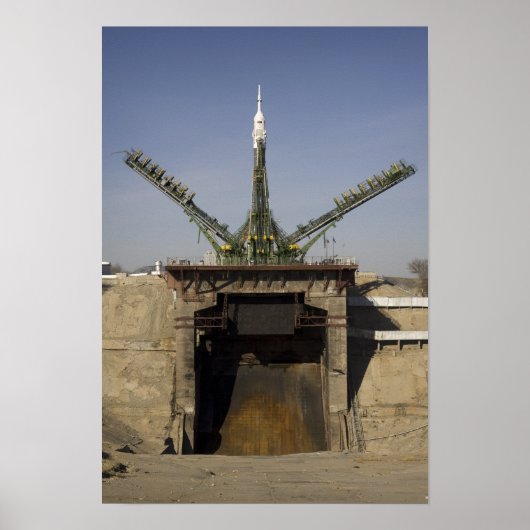 De Soyuz-raket wordt in positie 2 geplaatst Poster (Voorkant)