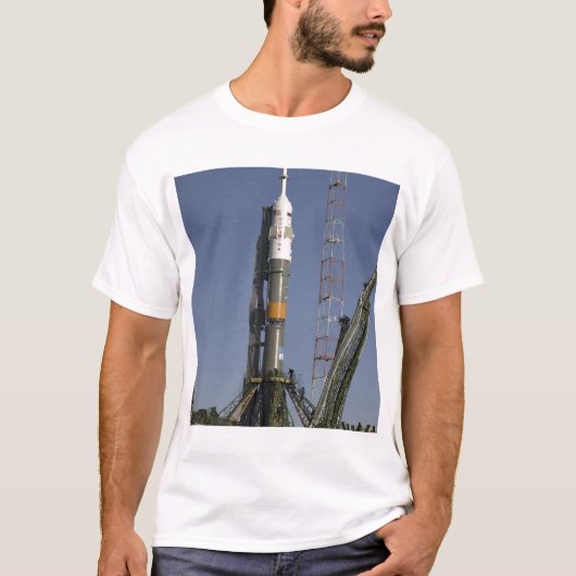 De Soyuz-raket wordt in positie 2 geplaatst T-shirt (Voorkant)