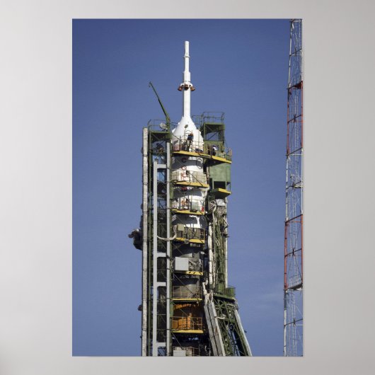 De Soyuz-raket wordt in positie 3 geplaatst Poster (Voorkant)