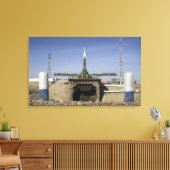 De Soyuz-raket wordt in positie gebracht Canvas Afdruk (Insitu (Woonkamer))