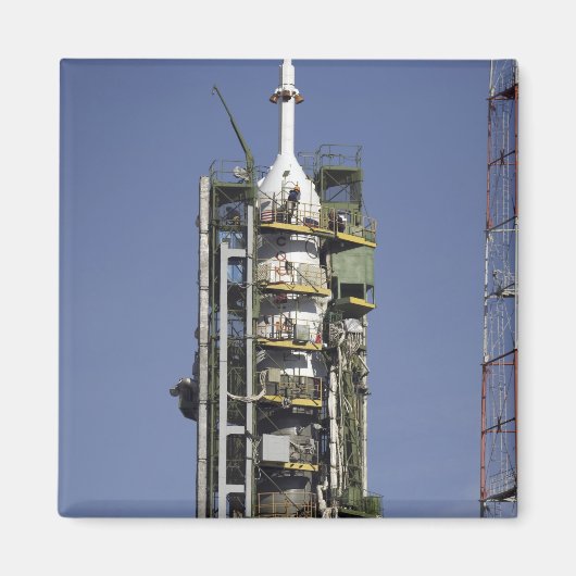De Soyuz-raket wordt in positie gebracht Magneet (Voorkant)