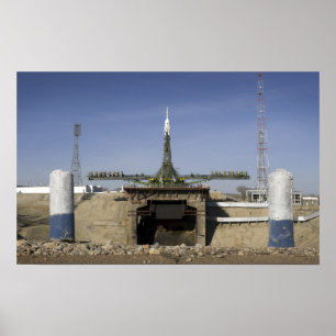 De Soyuz-raket wordt in positie gebracht Poster