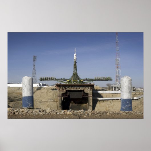 De Soyuz-raket wordt in positie gebracht Poster (Voorkant)