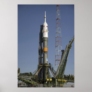 De Soyuz-raket wordt in positie gebracht Poster