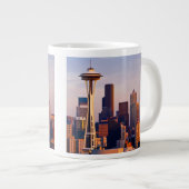 De Space Needle is een toren in Seattle Grote Koffiekop (Voorkant rechts)