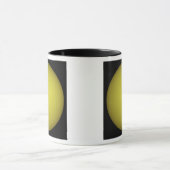 De Space Shuttle Atlantis is te zien in silhouette Mok (Midden)