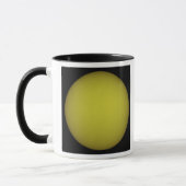 De Space Shuttle Atlantis is te zien in silhouette Mok (Links)