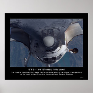 De Space Shuttle Discovery voert een backflip uit Poster