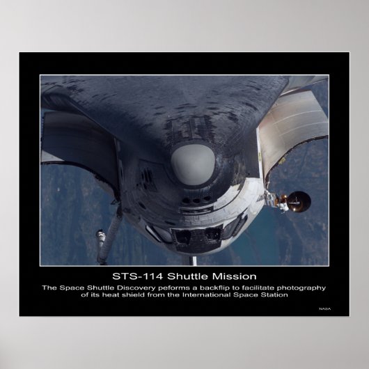 De Space Shuttle Discovery voert een backflip uit Poster (Voorkant)