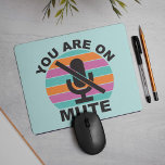 De speciale teleconferentie u op Stomme bent Muismat<br><div class="desc">De teleconferentie u op Stomme Muismat bent - wij kunnen niet meer stil over deze houden. Wie zou gedacht hebben dat de stomme knoop zo'n pictogram zou worden. Tegenwoordig hebben we allemaal hilarische voorbeelden gezien van onze collega's die reageerden, terwijl ze nog steeds op een werkvergadering staan. Zet iedereen omhoog...</div>