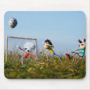 De speelse Fubby's die voetbal spelen. Muismat