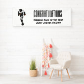 De Speler die van het football met de Tekst van de Spandoek (Insitu)