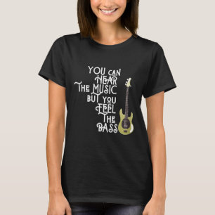De speler van de pas u kan de muziek horen maar u t-shirt