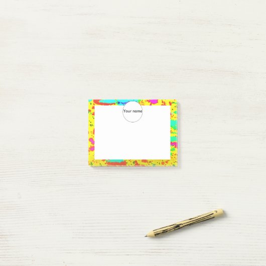 De spetsels van de verf op een gele achtergrond post-it® notes (Op bureau)