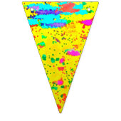 De spetsels van de verf op een gele achtergrond vlaggetjes (Eerste vlag)